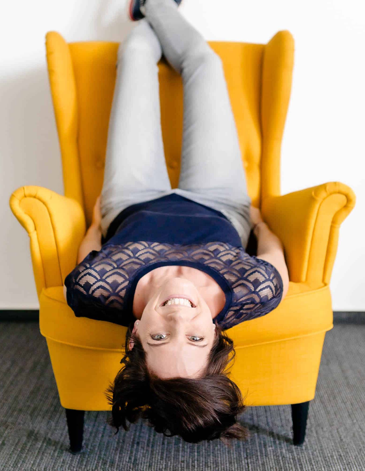 RebekkaS2023-0261_Weboptimiert_Aufnahmeformat Bild zeigt Rebekka, die Faxen macht